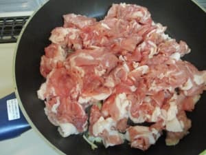 生姜と豚肉を炒める