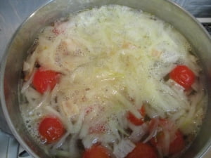 ミニトマトと水を入れ、沸かす