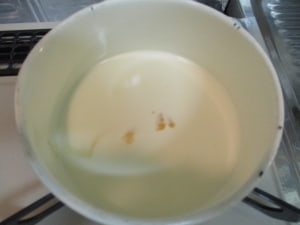 鍋で牛乳と生クリームを温める