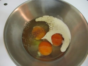卵に生クリーム、塩、こしょうを入れる