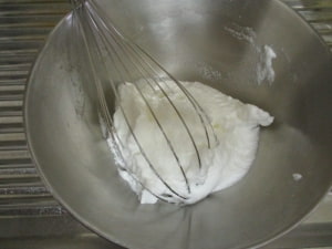 卵白を泡立て、メレンゲを作る