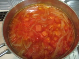 トマト缶と水を入れて煮る