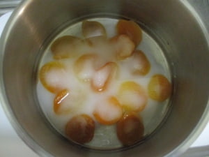杏を鍋に入れ、水とグラニュー糖を入れる