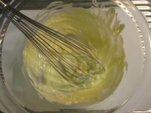 バターを泡立て器で混ぜる
