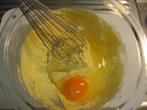 卵を入れて混ぜる