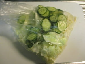 Aをビニル袋に入れ、野菜を入れて揉む。
