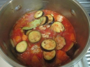 トマト缶と水を入れて、圧力鍋で3分加熱する