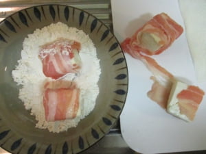 豆腐に豚肉を巻き、薄力粉をまぶす。