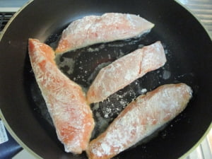 鮭をフライパンで焼く
