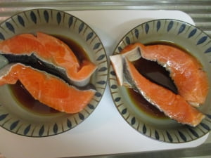 鮭を調味料に漬ける