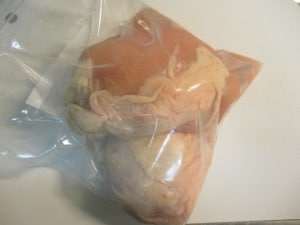 鶏むね肉を袋に入れ、日本酒を入れる。
