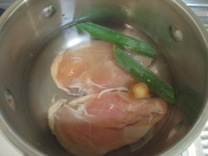 圧力鍋に鶏むね肉とBゆで汁を入れて加圧する。
