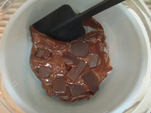 チョコレートを湯せんにかける。
