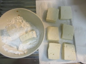 豆腐の水気をふき、片栗粉をまぶす。