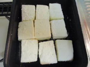 フライパンで豆腐を焼く。