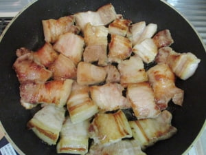 豚肉をフライパンで焼く
