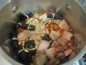 圧力鍋に調味料と水を入れて、8分加する。