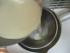 ザルで漉しながら鍋に入れる。