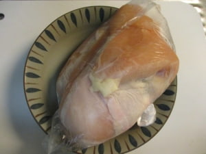 鶏肉に日本酒大さじ2と塩少々をふり、5分置く。
