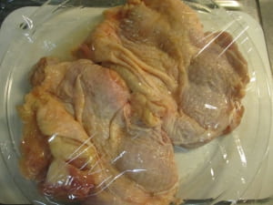 鶏もも肉にふんわりラップをして、電子レンジ600Wで6分加熱する。