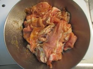 調味料をボウルに入れ、豚肉を入れてよく混ぜる。