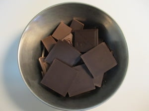 チョコレートを湯せんにかける