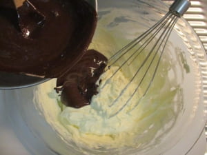 溶かしたチョコレートを加えてよく混ぜる。