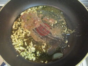 にんにくとアンチョビを炒める。