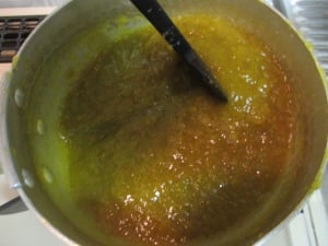 鍋に４と梅シロップ、グラニュー糖を入れて弱火で15分火にかける。