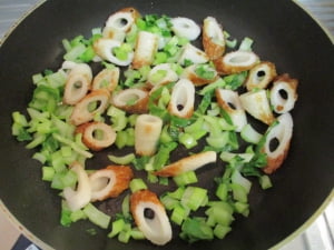 青梗菜の茎を炒める。