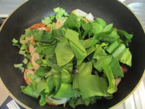 青梗菜の葉を入れて炒める。
