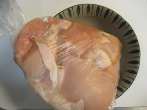 鶏むね肉をそぎ切りにし、調味料に漬ける。