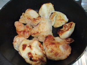 フライパンで鶏むね肉を焼く。