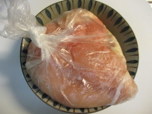 鶏むね肉に日本酒をふる。