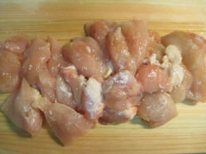 鶏むね肉を切る。