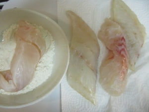 鱈の水気を拭いて、薄力粉をまぶす。