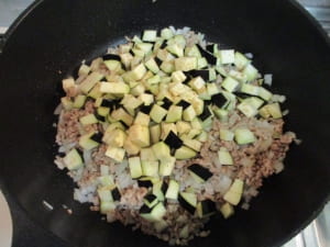 玉ねぎとなすを炒める。