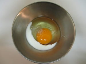 卵に牛乳、塩、こしょうを入れて混ぜる。