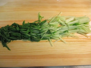 水菜を茹でて切る。