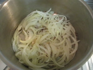 玉ねぎを入れてしんなりするまで炒める。