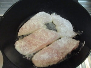 油を引いたフライパンでパンガシウスを焼く。