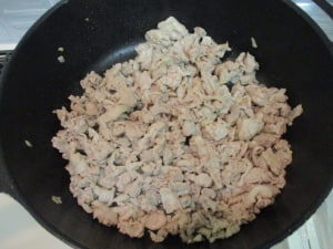 豚肉を炒める。