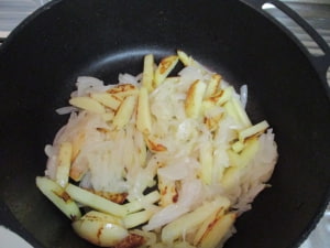 玉ねぎを入れて炒める。