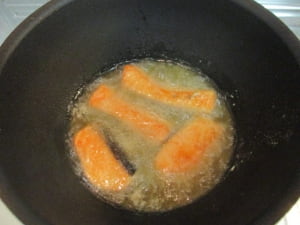鮭を180度の油で揚げる。