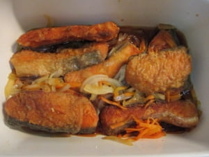 Aの調味料に鮭と野菜を漬ける。