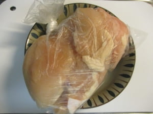 鶏むね肉に塩と日本酒をふる。