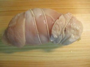 鶏むね肉を円筒形に巻いて、たこ糸で縛る。