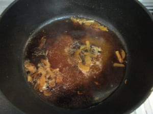 残った煮汁を煮詰めてソースにする。
