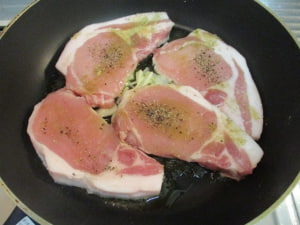 フライパンで豚肉を焼く。