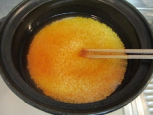 土鍋に米、水、日本酒、しょうゆを入れて混ぜる。